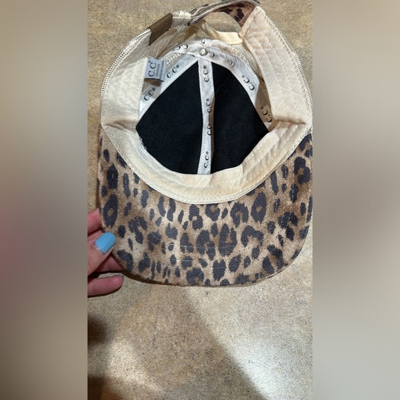 Women’s CC hat with adjustable back, and a hole for ponytail - Picture 5 of 5